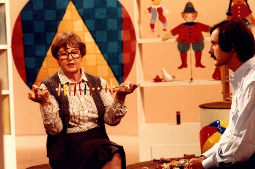 Fernsehserie „Von Spielen, Spielzeug und Spielverderben“ – Moderation Liselotte Pée